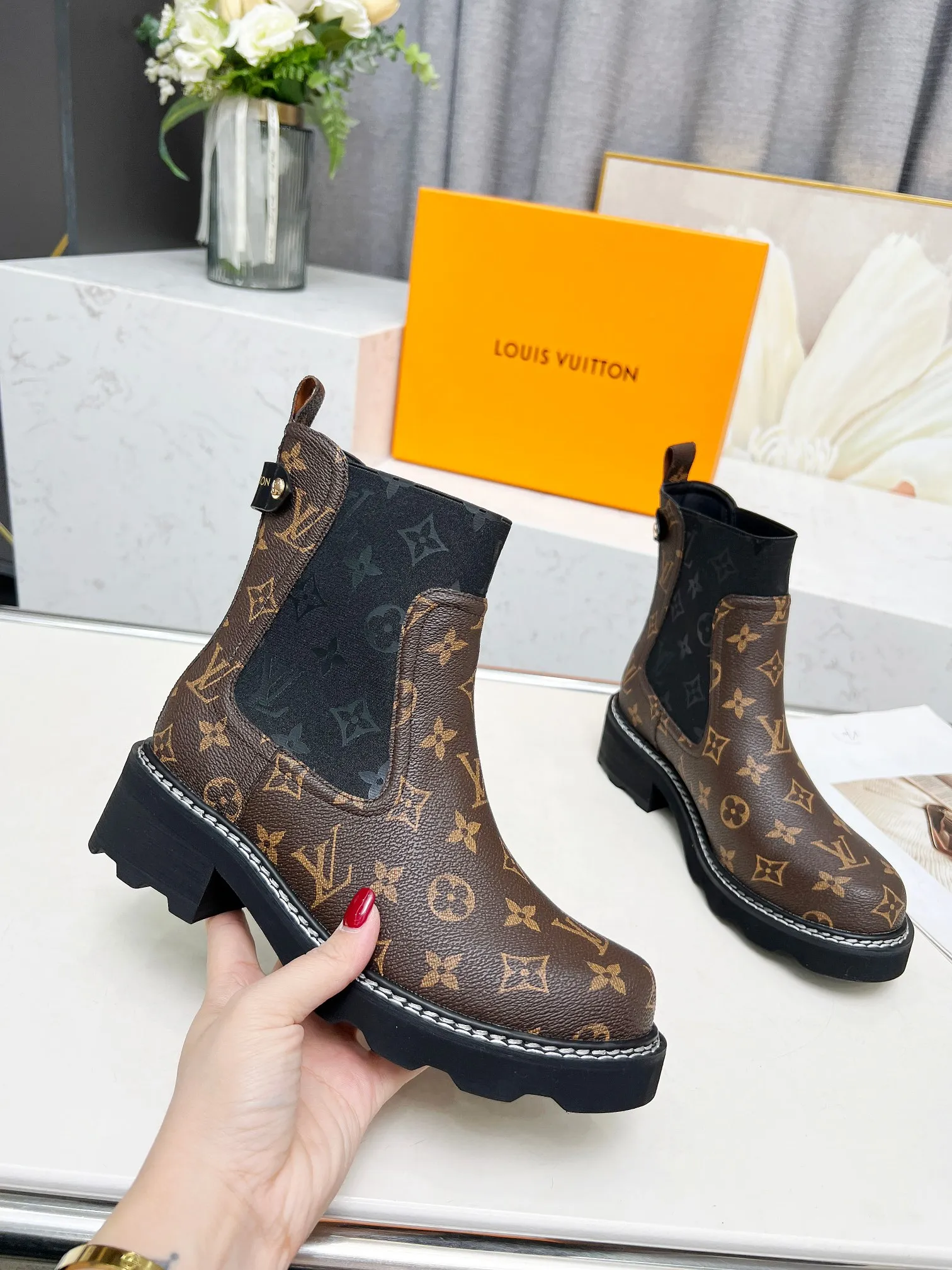 👟👟Ex-factory price 560👟👟Louis Vuitton 2024 autumn and winter high-end customization, major celebrity and Internet celebrity catwalk style, century-old classic, exquisite craftsmanship, comfortable on the feet. This LV Beaubourg ankle boot has a smooth calf leather body with handsome style and soft elements, and the Monogram patterned elastic side panel embodies the style of Chelsea boots. Paired with a thick yet lightweight micro outsole. Dazzling studs, a Louis Vuitton embossed leather label and plain stitching around the welt add to the sophisticated details. Fabric: Full-grain cowhide Lining: Cowhide Color: Black Brown Code number 35 to 40 (41 and 42 can be customized and non-returnable) Bosses are welcome to make orders